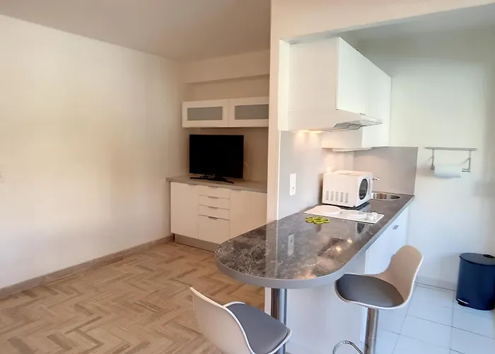 Henri Camille Real Estate - Latour - 150m Martinez *