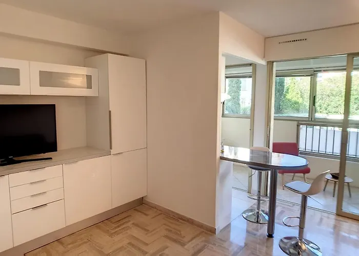 Henri Camille Real Estate - Latour - 150m Martinez Cannes